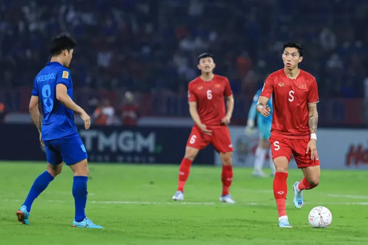 Đá Thòng Trung Vệ Vai Trò Chỉ Huy Thầm Lặng Nơi Hàng Thủ